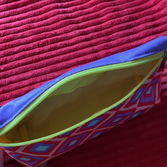 Pretty Clinique makeup bag - Picture 2 of 4